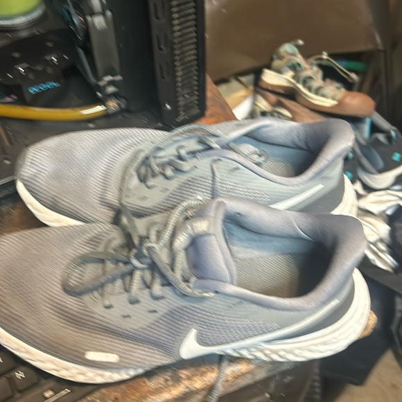 Very nice women’s Nike running shoe revolution like new condition barely used - Picture 1 of 3